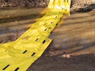 Rapid deployment water dam