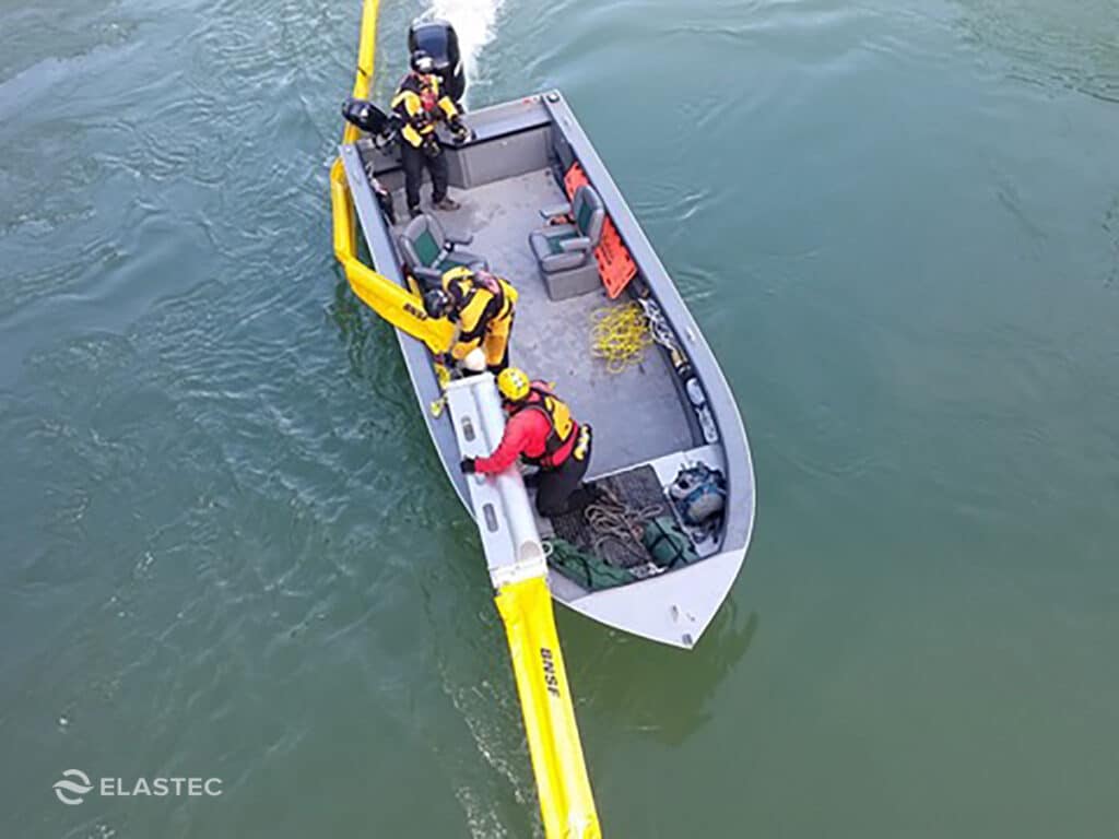 Boom deflector on boat deployment