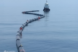 Inflatable rubber containment boom